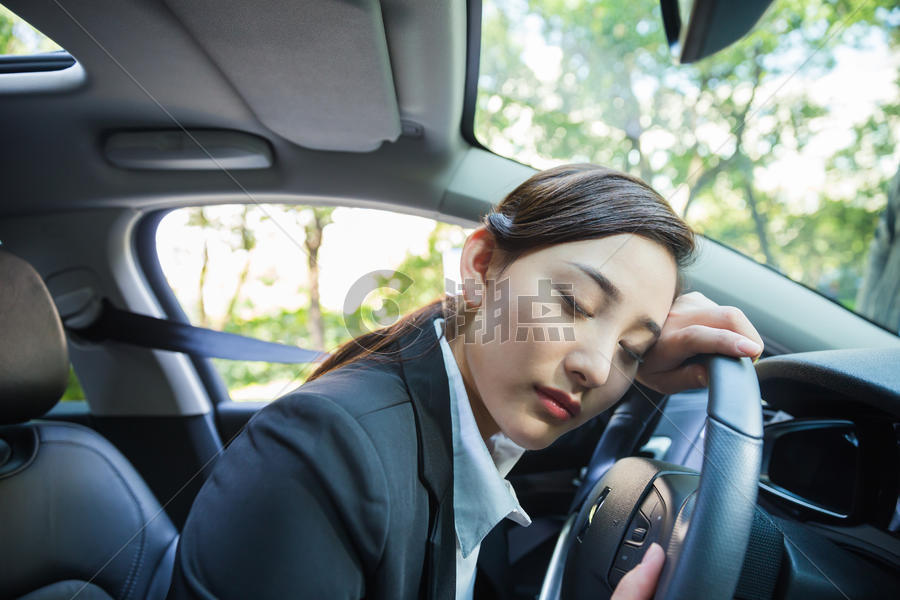 商务女性在停车时休息疲劳驾驶图片素材免费下载