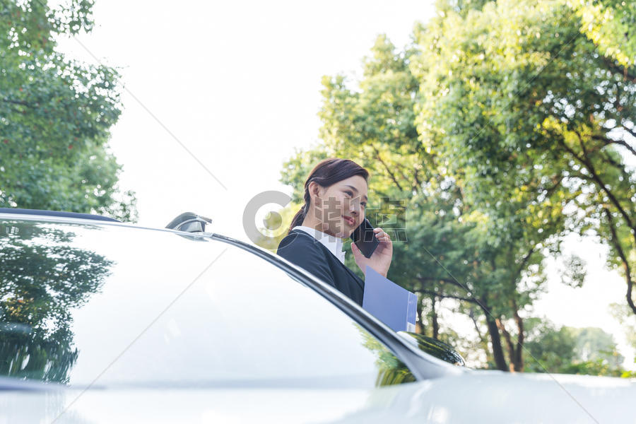 商务女士在车旁打电话图片素材免费下载