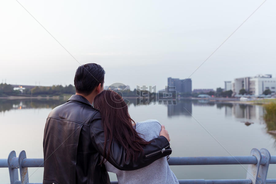 情侣相依在湖边的背影图片素材免费下载