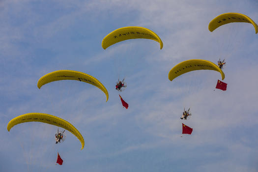 动力滑翔伞表演图图片素材免费下载