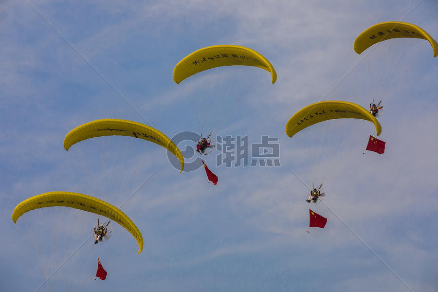动力滑翔伞表演图图片素材免费下载