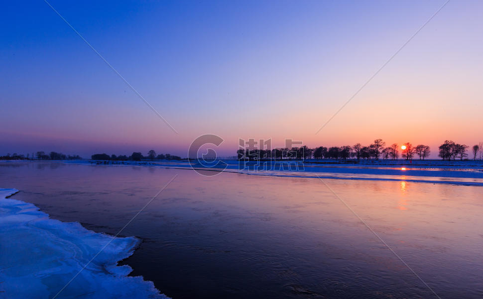 冬天寒冷的吉林雾凇岛湖面日落图片素材免费下载