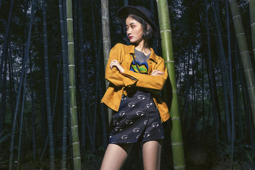 竹林中的时尚女性图片素材免费下载