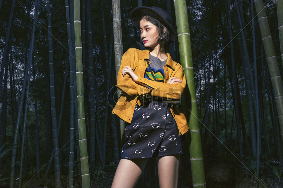 竹林中的时尚女性图片素材免费下载