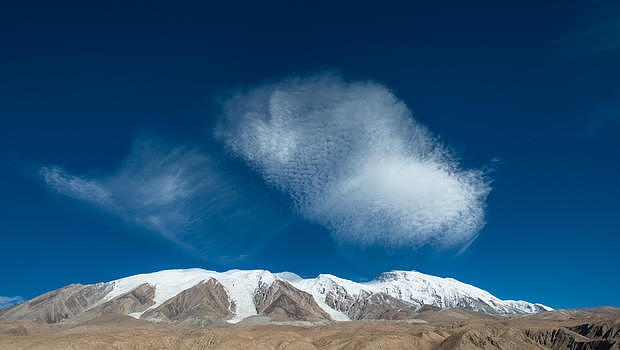 雪山上奇特的云朵图片素材免费下载