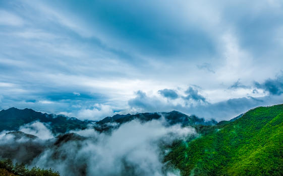 壮观的山峰云海图片素材免费下载