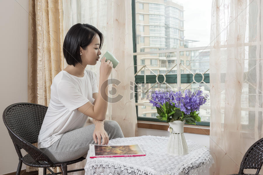 女子在家休息喝咖啡图片素材免费下载
