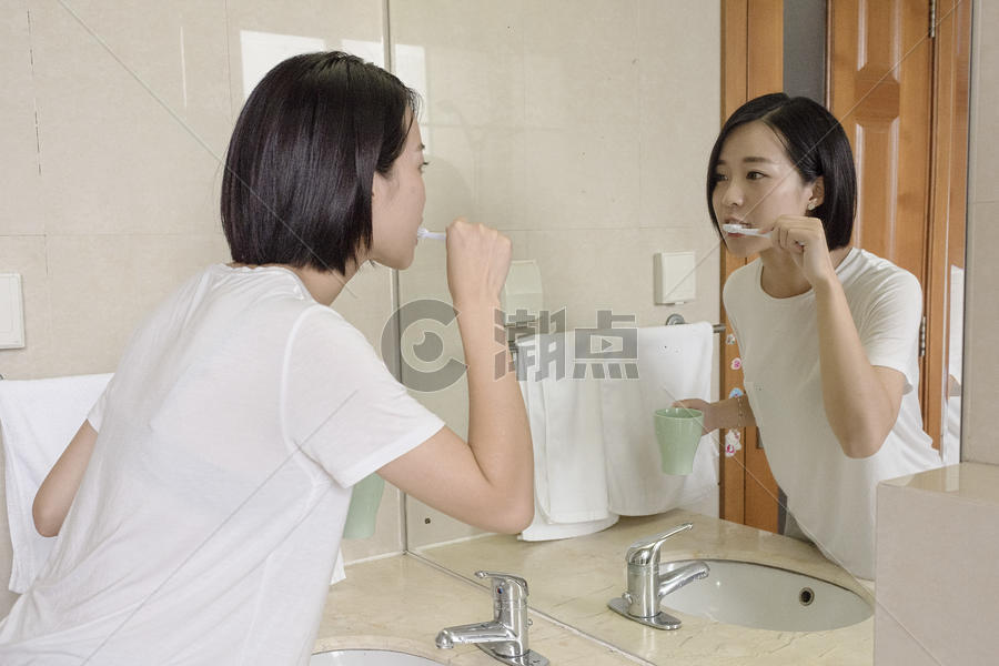 女子在卫生间刷牙图片素材免费下载