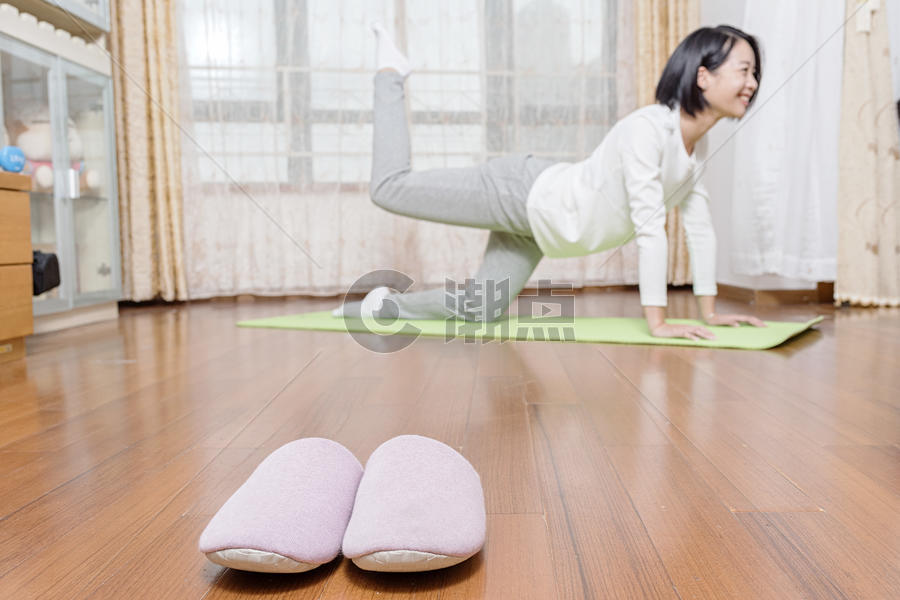 女子在家做瑜伽图片素材免费下载