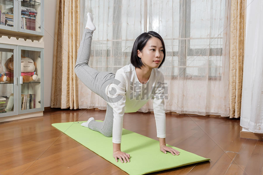 女子在家做瑜伽图片素材免费下载
