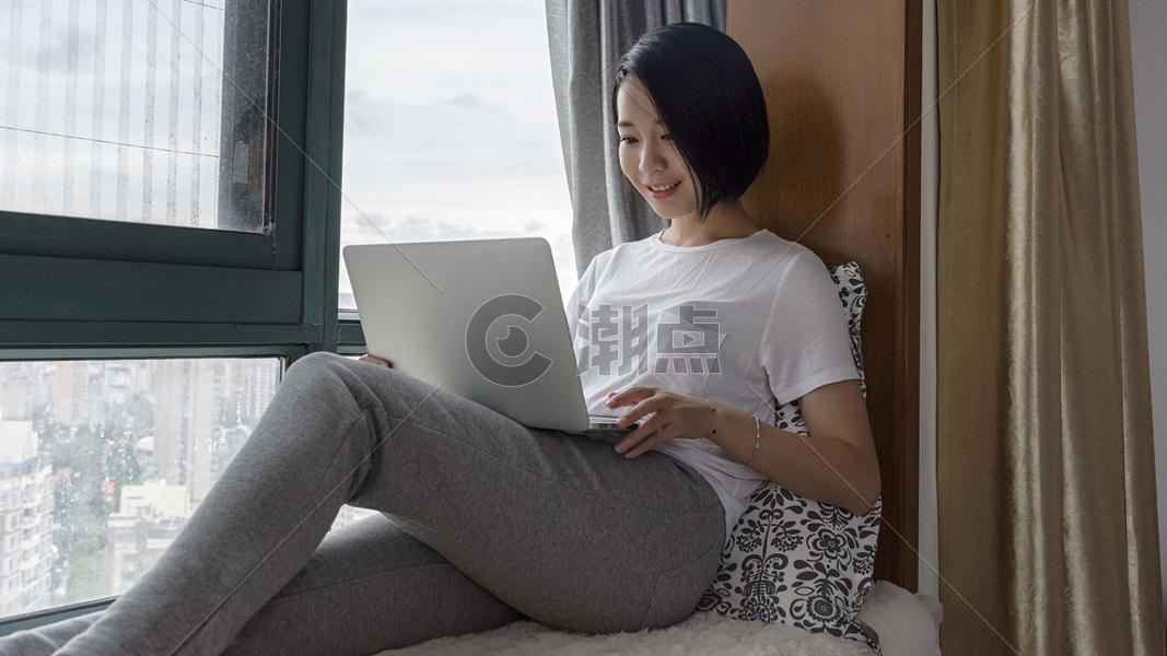 女子坐在飘窗使用电脑图片素材免费下载