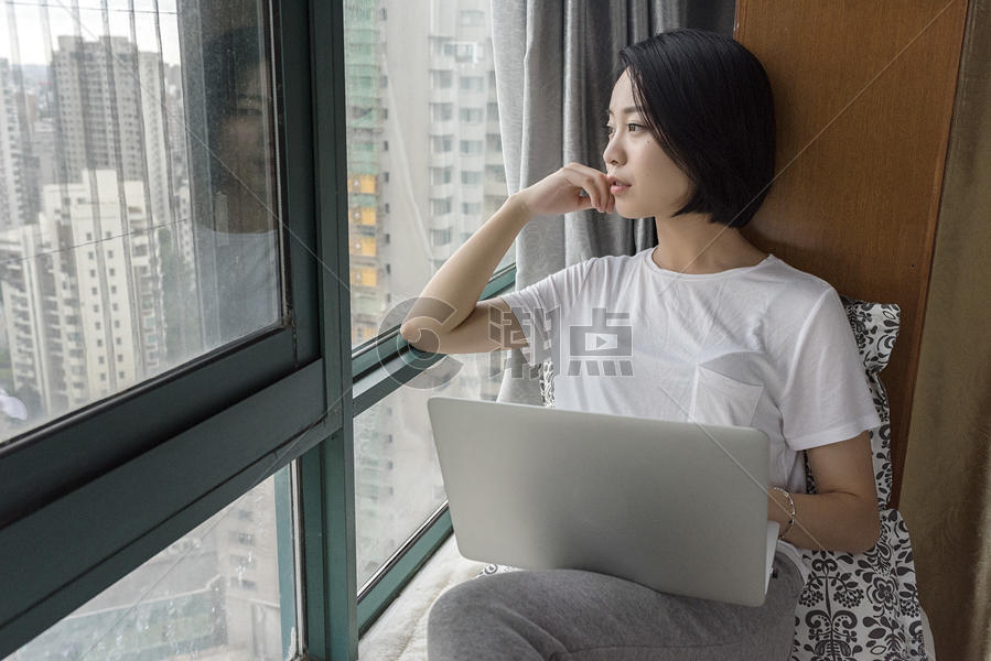 女子坐在飘窗使用电脑图片素材免费下载
