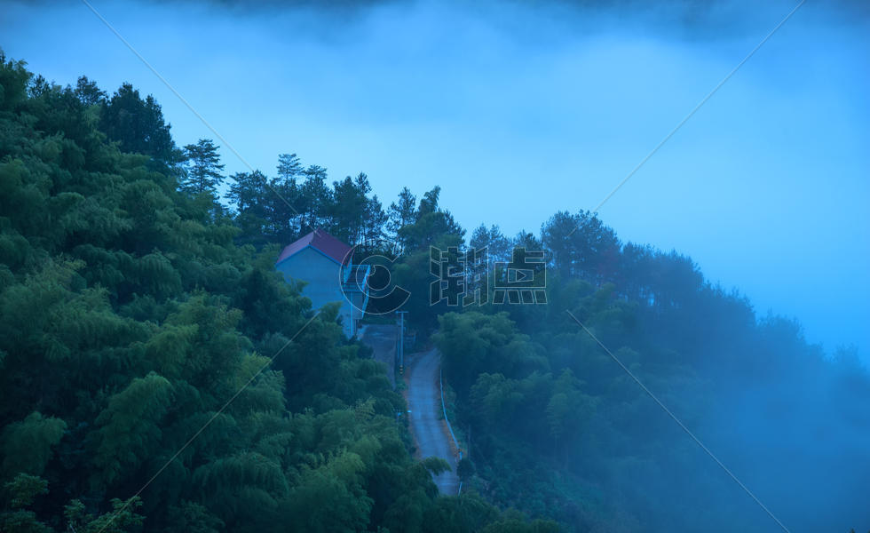 迷雾下宁静的山村图片素材免费下载