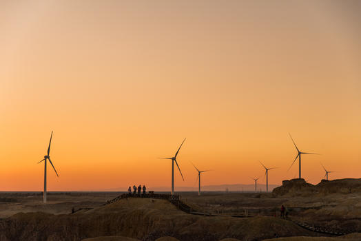 夕阳下的风车图片素材免费下载