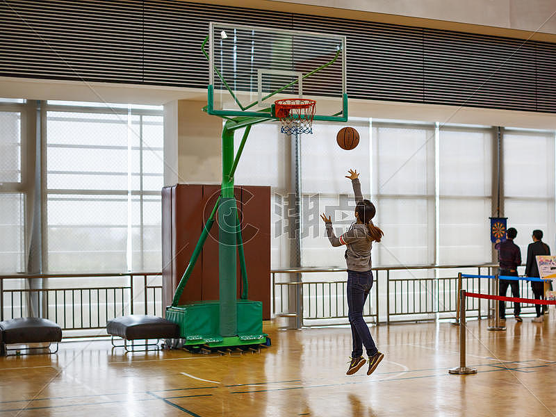 学校趣味运动会打篮球的场面图片素材免费下载