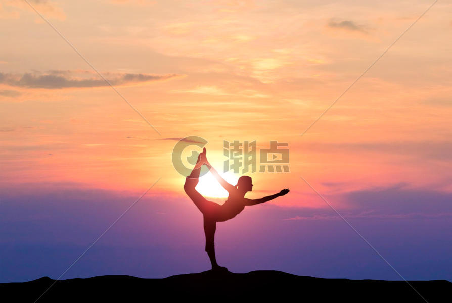 夕阳下的瑜伽剪影图片素材免费下载