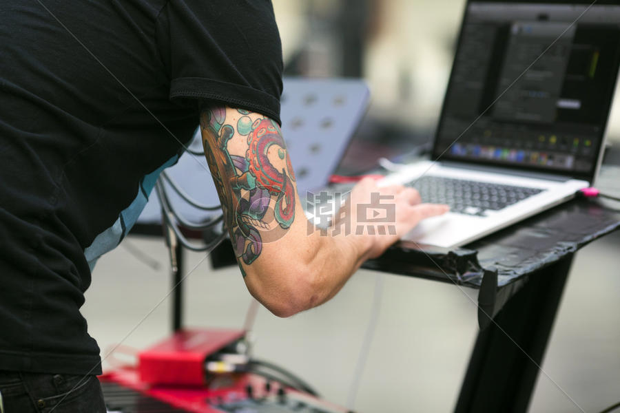 纹身男性在操作电脑图片素材免费下载