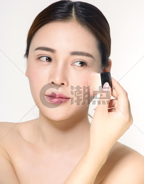 美女在化妆美容图片素材免费下载