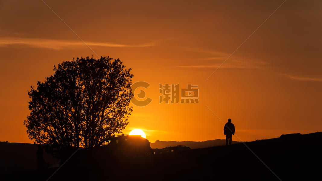 内蒙古坝上草原夕阳下的旅行者图片素材免费下载