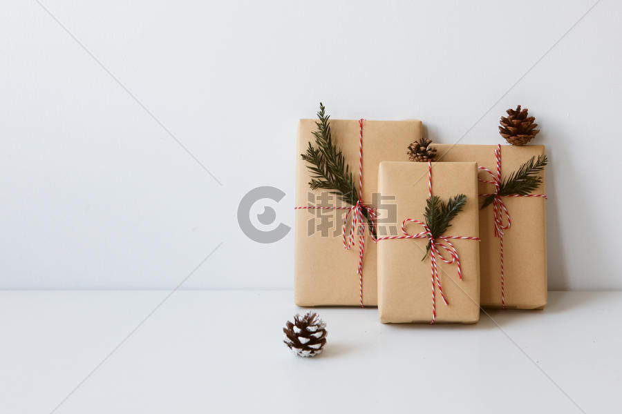 圣诞礼物摆在白色桌面上图片素材免费下载