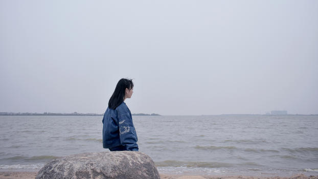 冬季湖畔孤独少女背影图片素材免费下载
