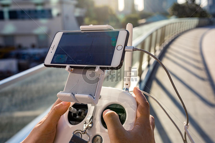 城市中操控无人机图片素材免费下载
