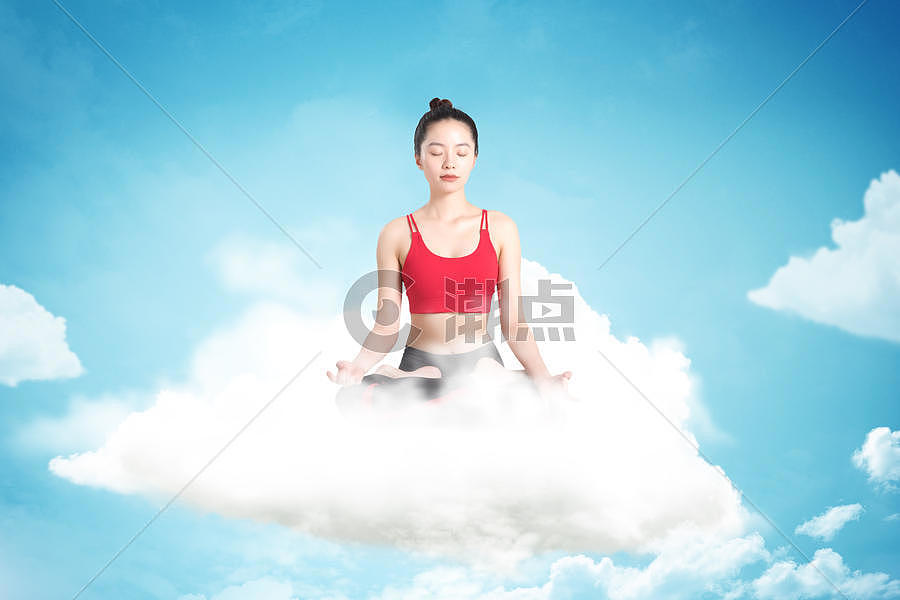 在云朵上做瑜伽的美女图片素材免费下载