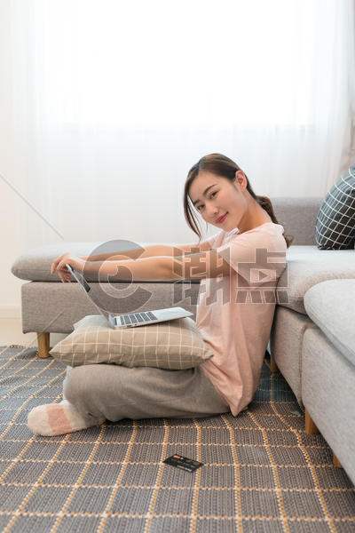 家居女性靠着沙发玩电脑图片素材免费下载