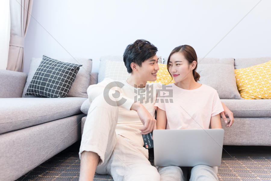 情侣坐在沙发上看电脑图片素材免费下载