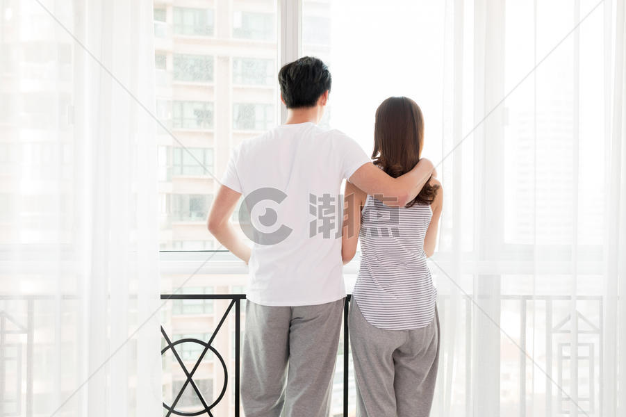 情侣站在窗前拥抱图片素材免费下载