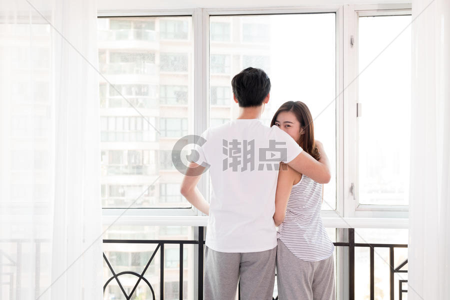 情侣站在窗前拥抱图片素材免费下载