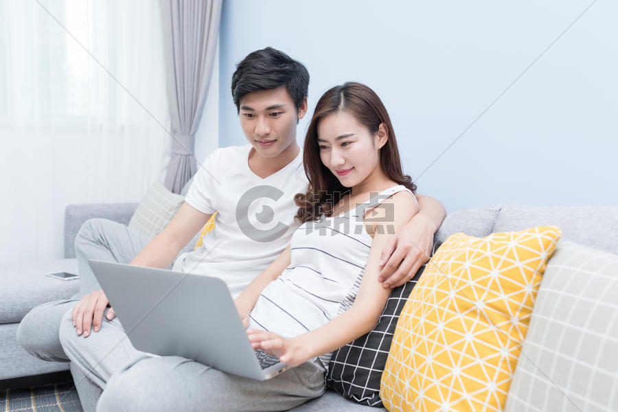 情侣坐在沙发上看电脑图片素材免费下载