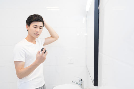 年轻男性洗漱整理头发图片素材免费下载