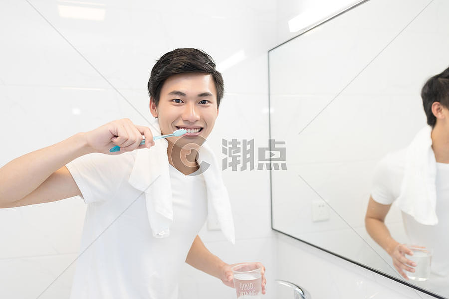 年轻男性洗漱刷牙图片素材免费下载