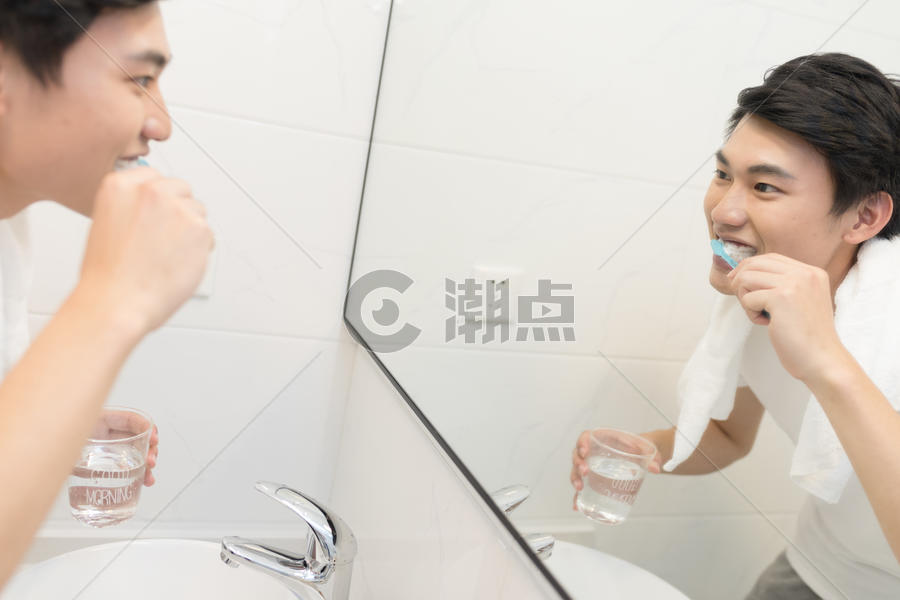 年轻男性洗漱刷牙图片素材免费下载