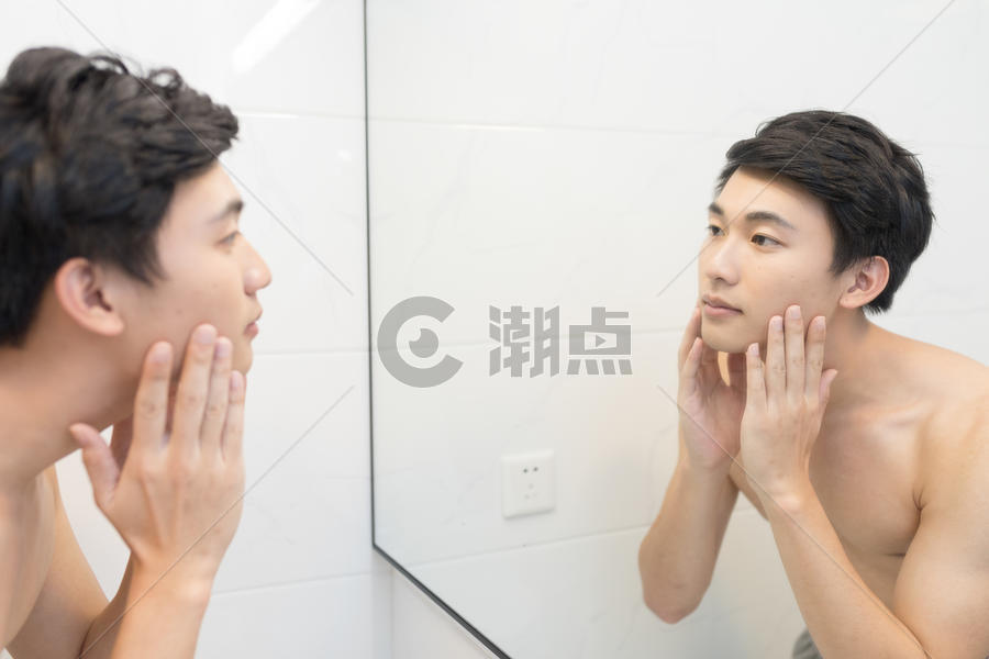 年轻男性照镜子刮胡子图片素材免费下载