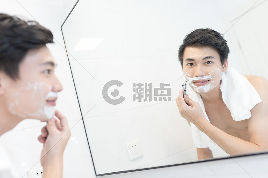 年轻男性照镜子刮胡子图片素材免费下载