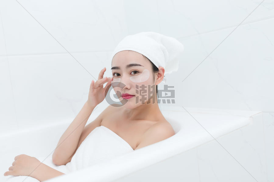 年轻美女浴缸敷眼膜图片素材免费下载
