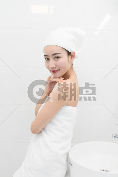 洗完澡在护肤的年轻美女图片素材免费下载