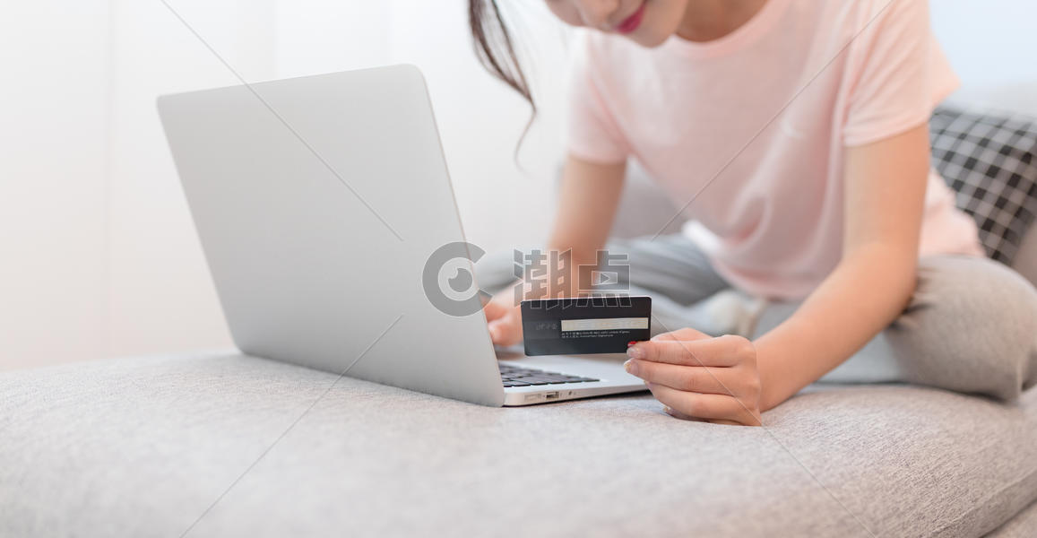 拿着银行卡用电脑网购的女生图片素材免费下载