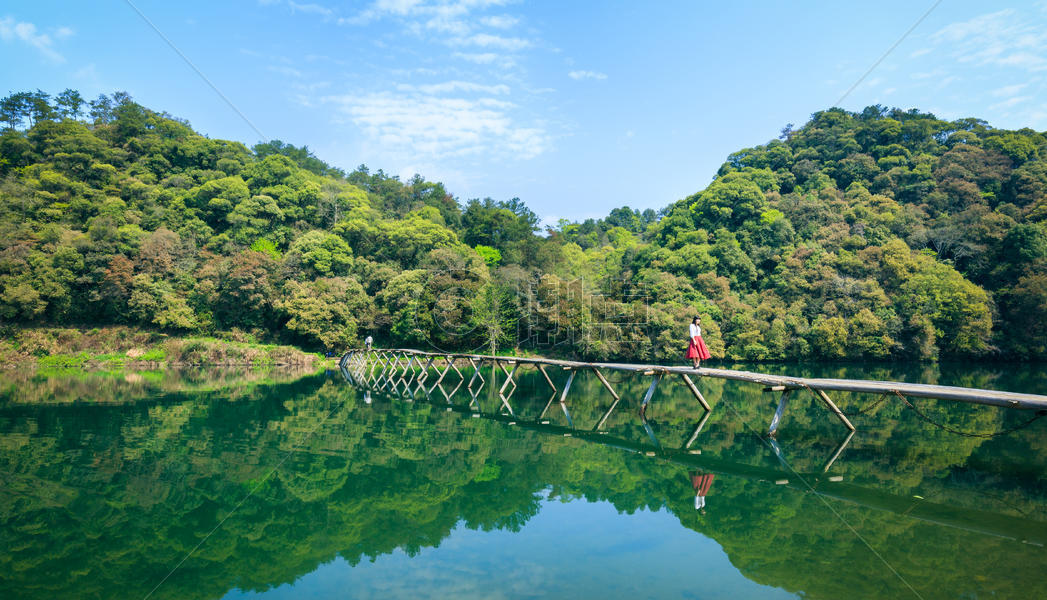 青山绿水大自然木桥水中倒影图片素材免费下载