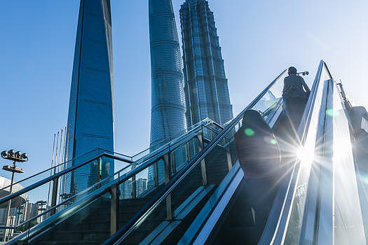 电梯上的游客和城市高楼图片素材免费下载