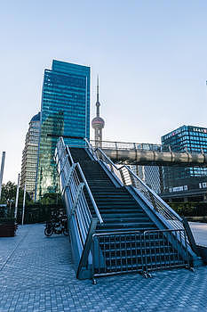 楼梯与城市高楼图片素材免费下载