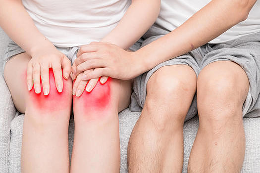 膝盖疼痛的女性图片素材免费下载