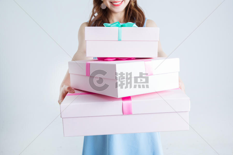 手拿礼品盒的购物女性图片素材免费下载