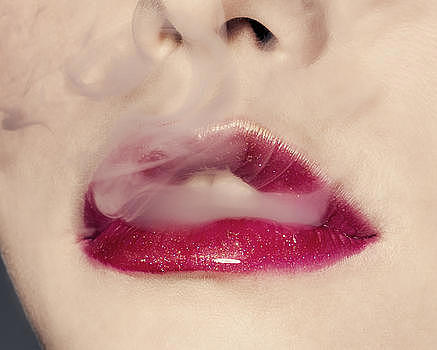 吐烟的红唇图片素材免费下载