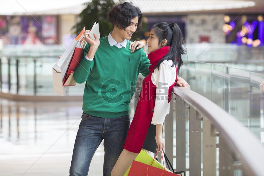 男女情侣在商场疯狂购物图片素材免费下载
