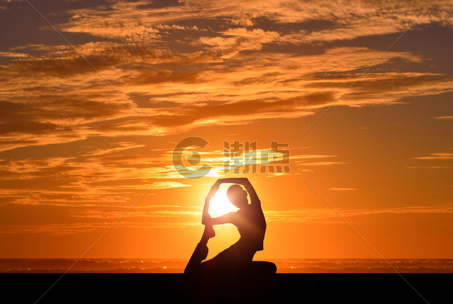 夕阳下的瑜伽女士图片素材免费下载