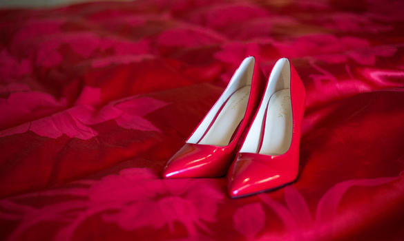 婚床上的新娘红色皮鞋图片素材免费下载