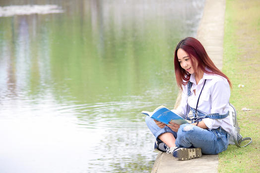 池塘边看书的长发女生图片素材免费下载